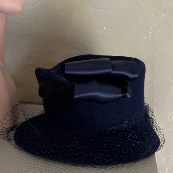 DISTINGUISHED 1940\'s NAVY TILT FELT HAT -  INDENTED CYLINDRICAL CROWN & VEIL DISTINGUISHED 1940 main image 2